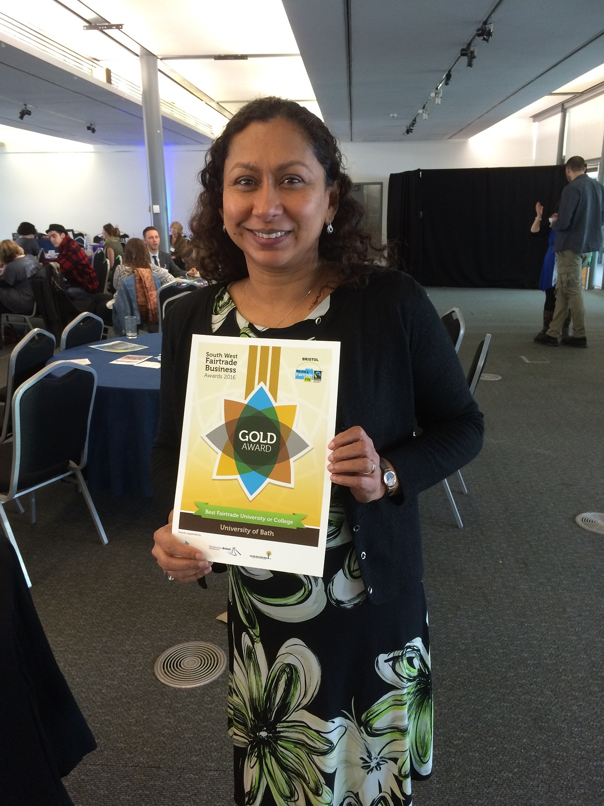 Su Steenberg with University of Bath's Fairtrade Gold award