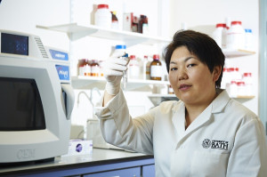 Dr Asel Sartbaeva in her lab