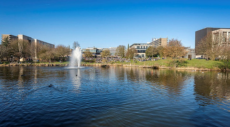 A long-distance view of the University of Bath campus, focusing on the fountain.