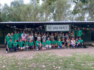 Nell and a large group of students posing under a canopy