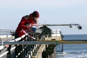 Dr Hannah Power setting up the swash camera.  Image from www.davecharnleyphotography.com.